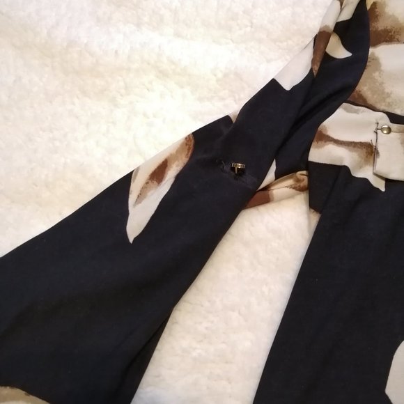 Floral, navy blue and beige zip-up blouse, size medium - Picture 8 of 11